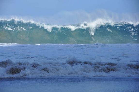 Grandes ondas estouram perto da praia em Kalalau, na Na'Pali Coast, costa norte de Kauai, no Havaí